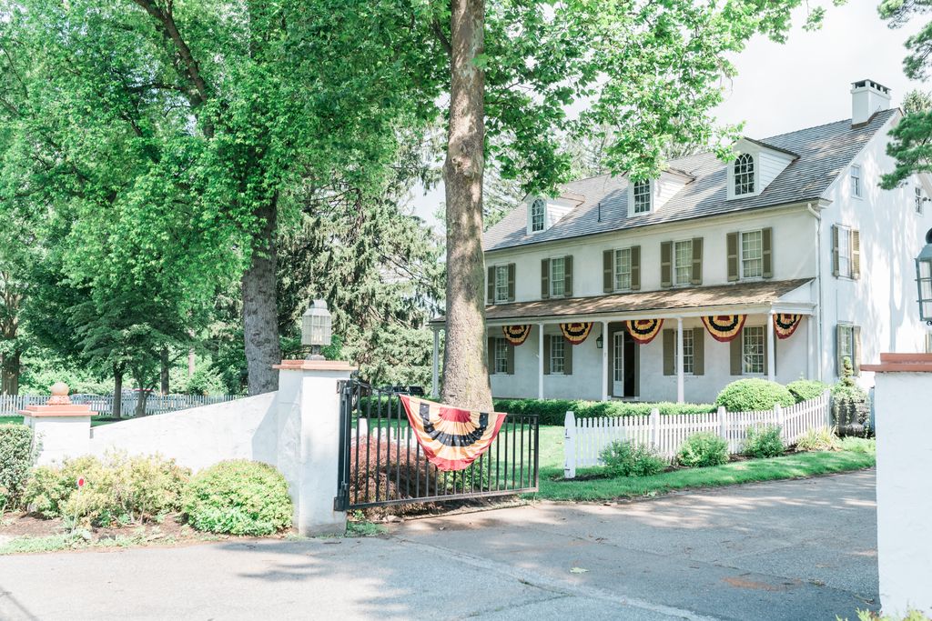 HIstoric-Mansion-at-White-Chimneys-Estate-Tricentennial-1720-2020