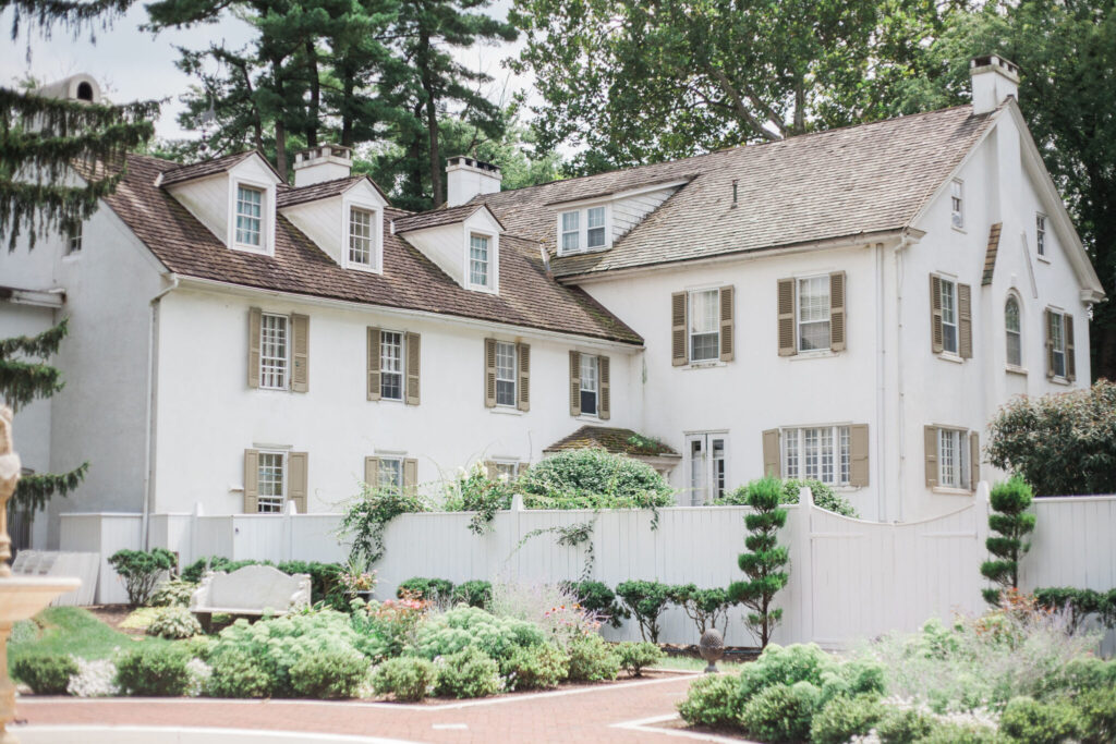 Historic-Mansion-at-White-Chimneys-Estate-4-2048x1365