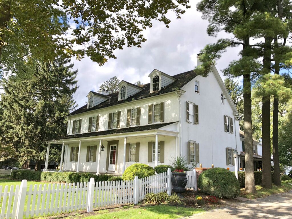 Historic-Mansion-at-White-Chimneys-Estate-6-2048x1536