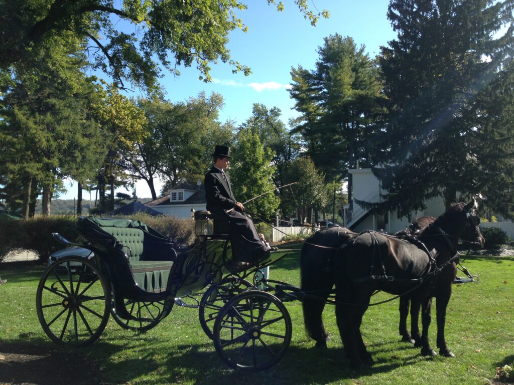 Brewster-Carriage-for-Bride-and-Groom-at-White-Chimneys-Estate (1)